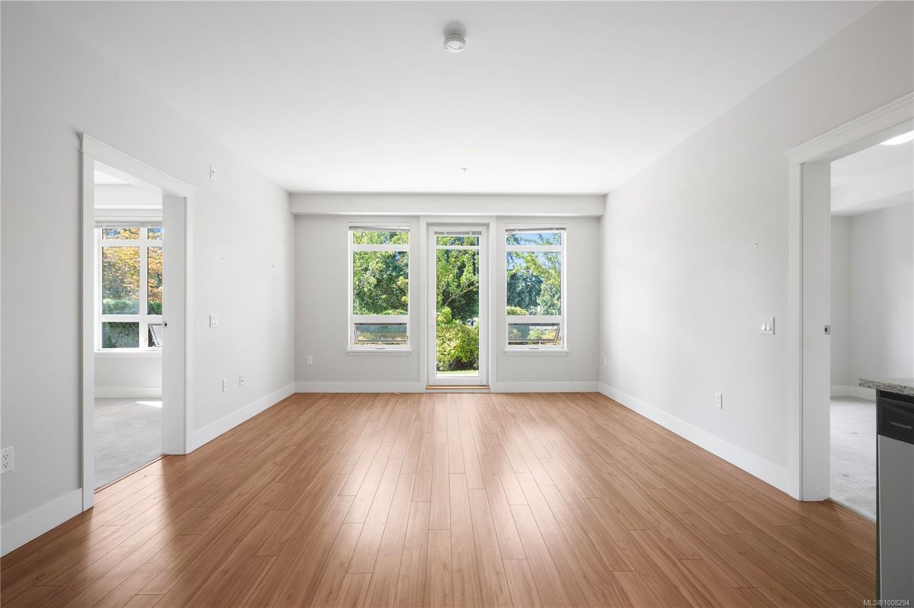 106-935 Cloverdale Ave, Saanich