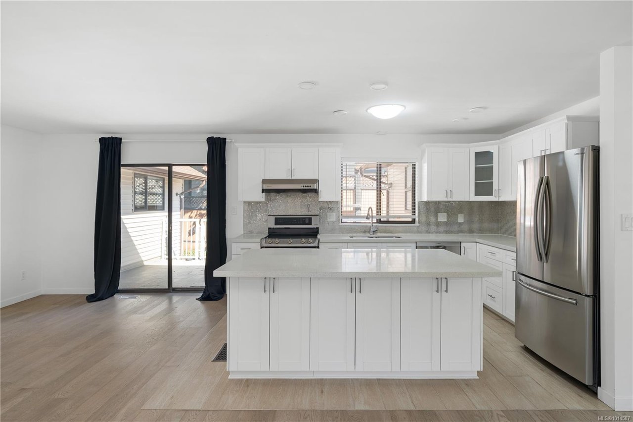 4101 Scoones Pl, Saanich