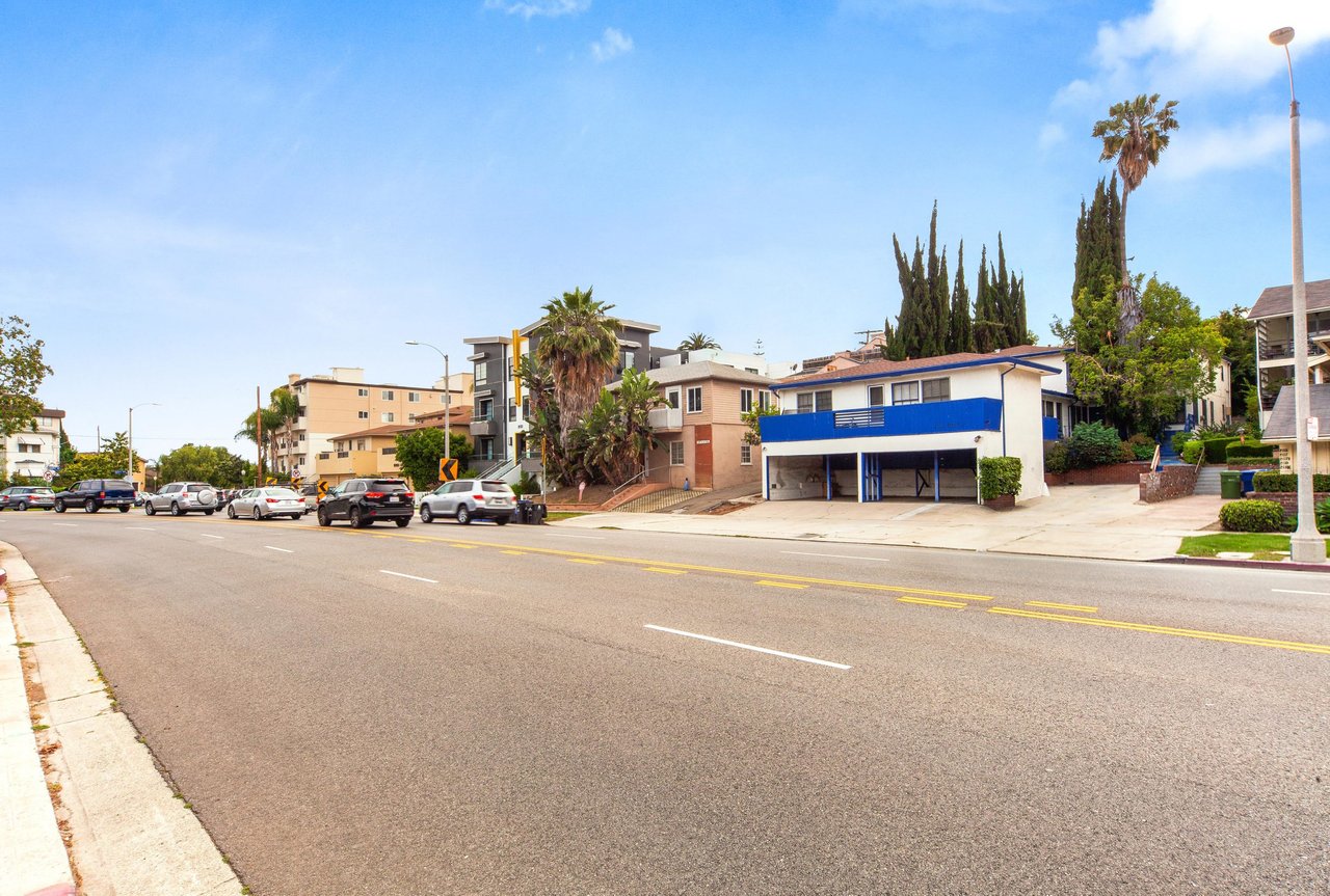 2121 S Beverly Glen