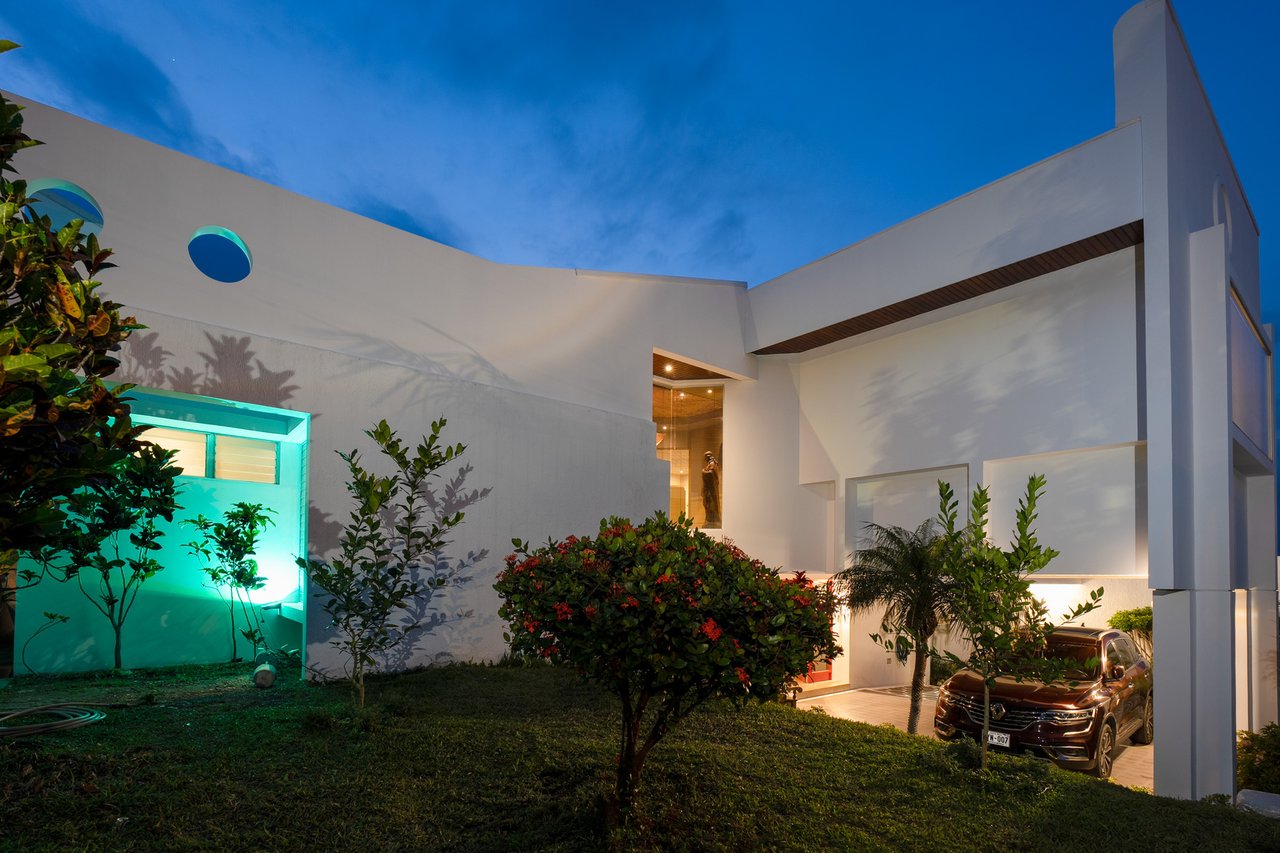 Designer Estate With Sauna, Escazu, San Jose