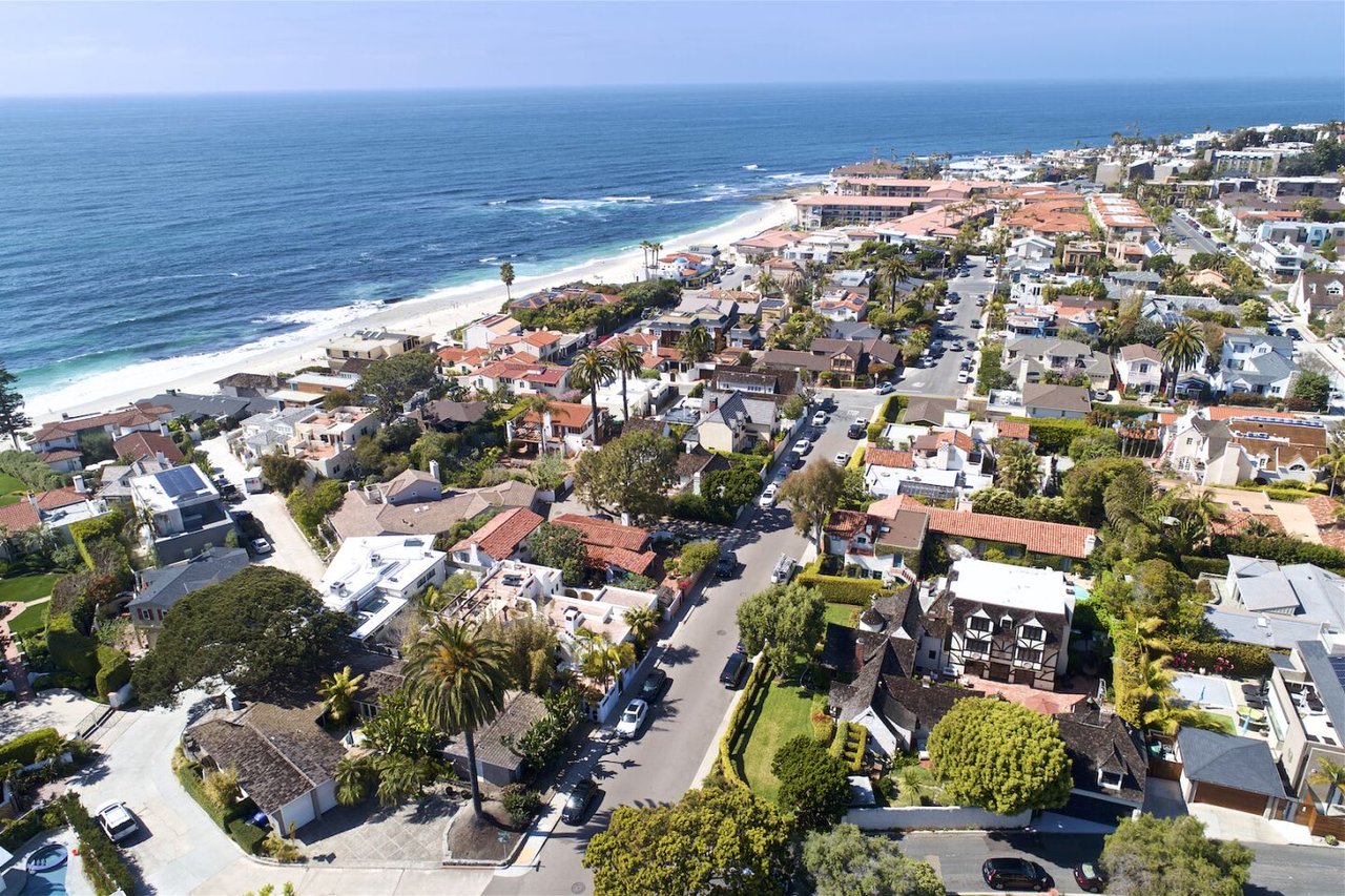 Beach barber neighborhood with an ocean view, beachside, road, cars, houses and trees