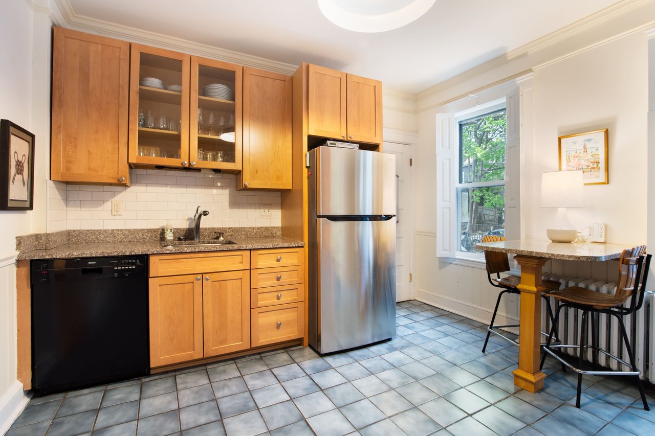 27 Paul Gore St. Unit: 1