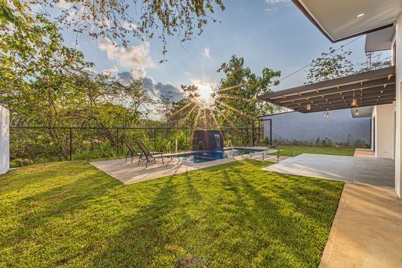 Brand new House in Uvita, 3 Bed, 2Bath. Walk to the Stores