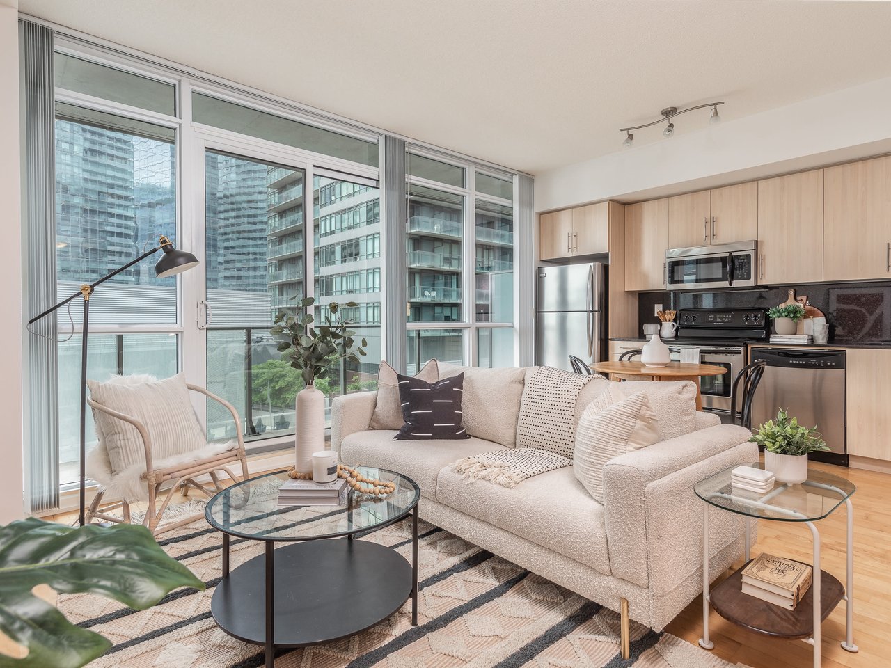 SOUTH SUITE IN MAPLE LEAF SQUARE