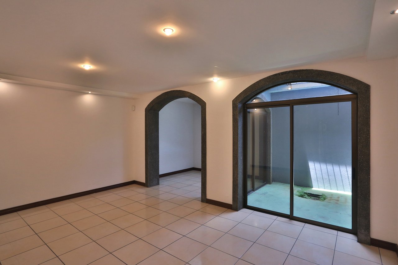 Spacious Terrace Gated Townhome, Heredia
