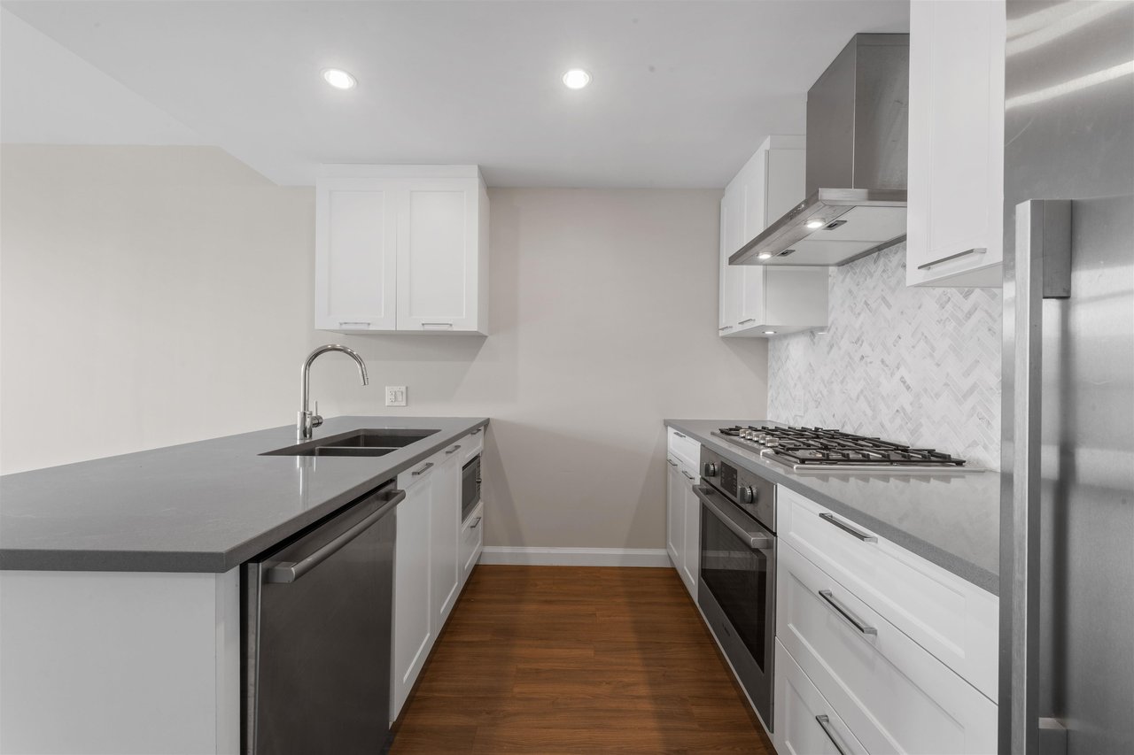 2206-520 Como Lake Ave