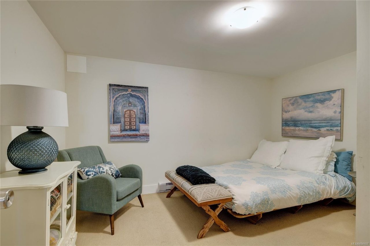 585 Baxter Ave