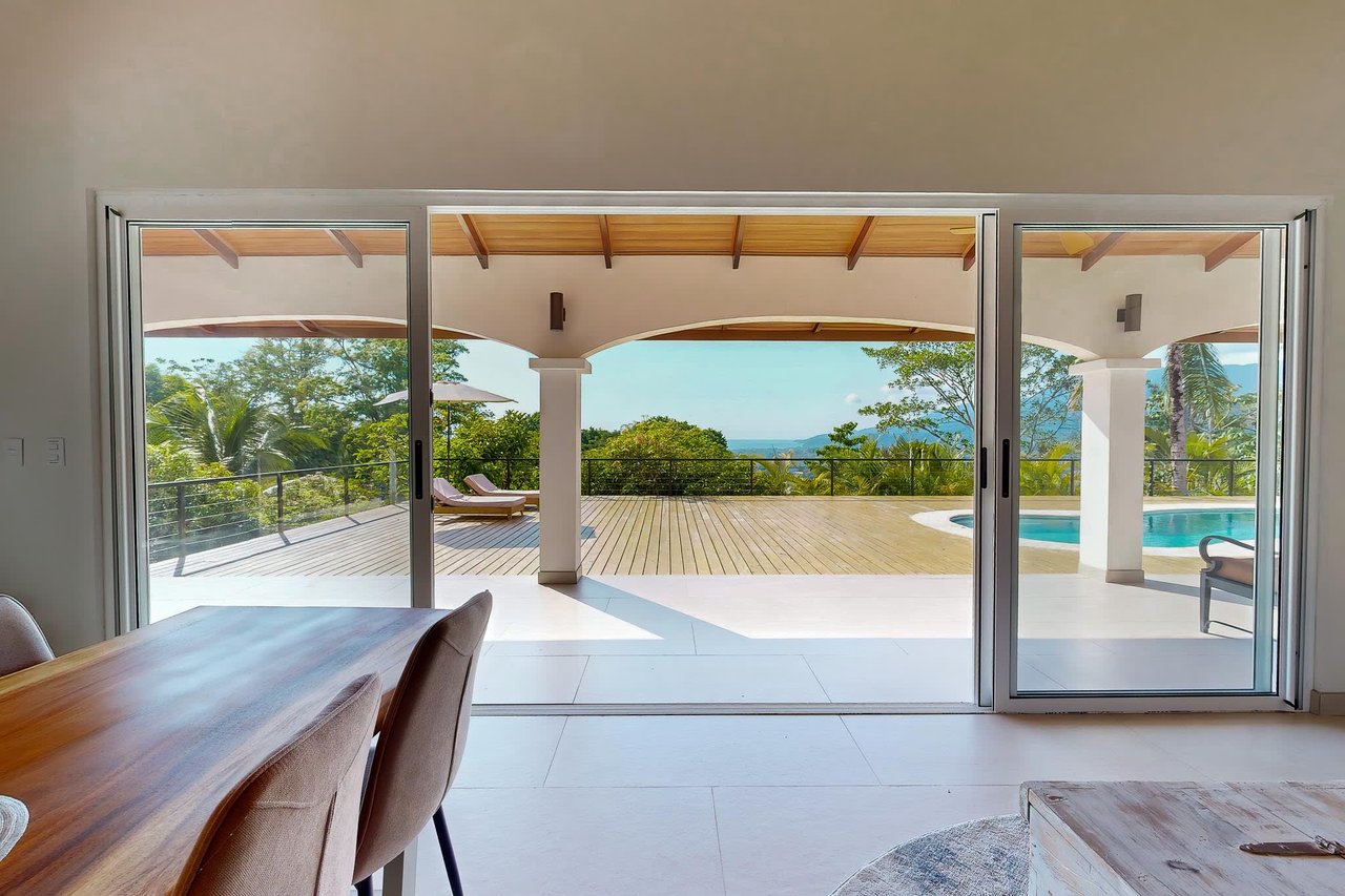 Luxurious Ocean-view Villa:  Your Paradise in Uvita