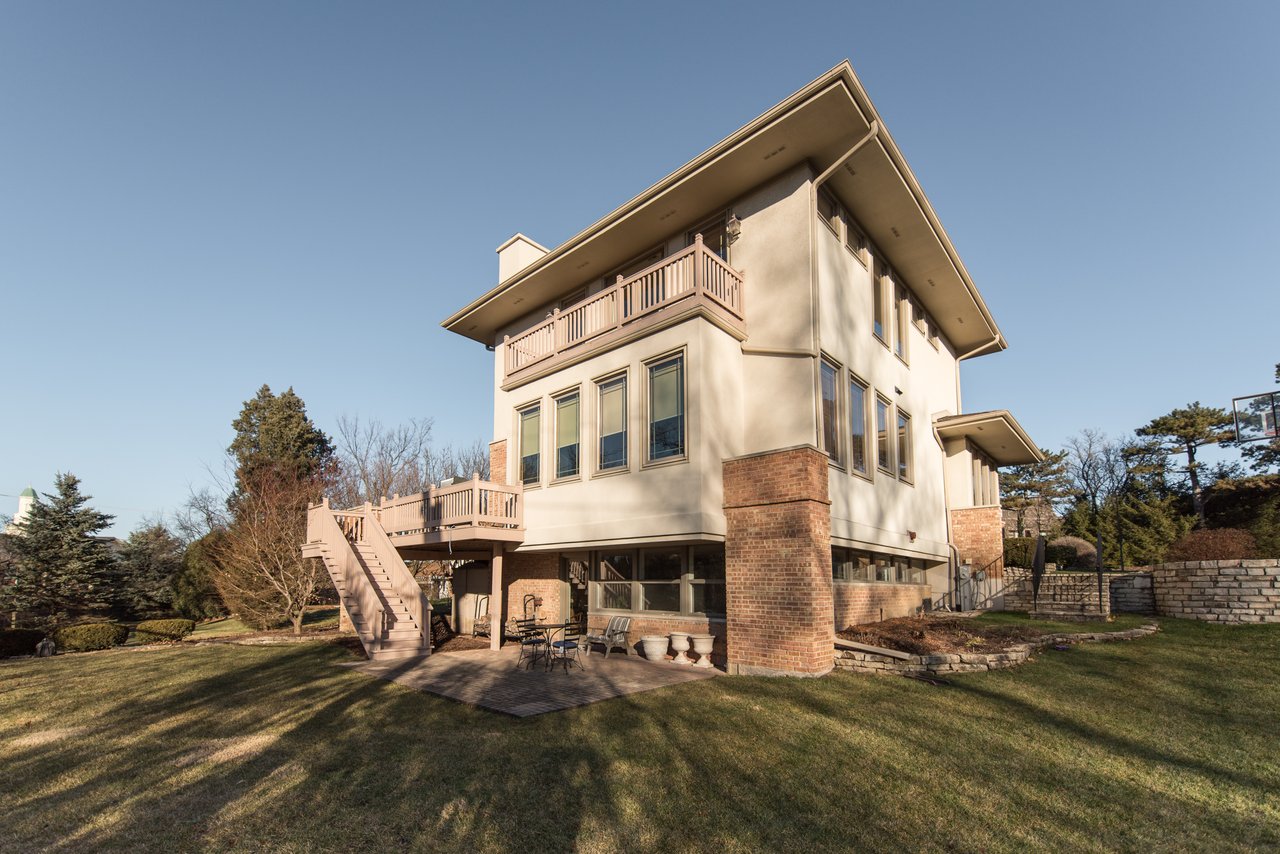 Effortless Combination Of Bright Open Space And Exceptional Craftsmanship