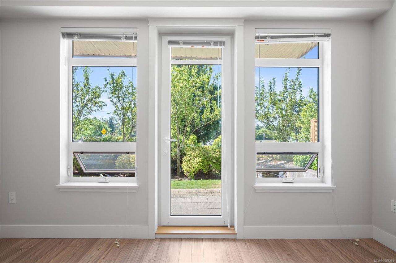 106-935 Cloverdale Ave, Saanich