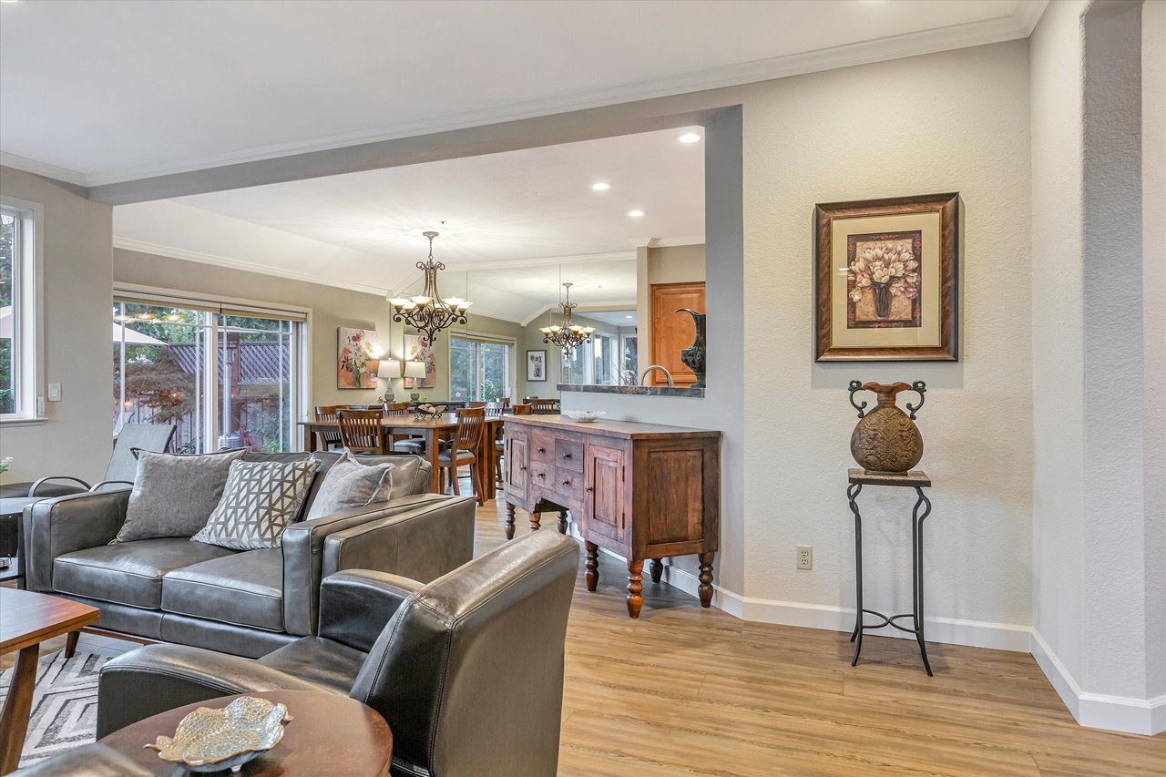 17 Crystal Creek Ct