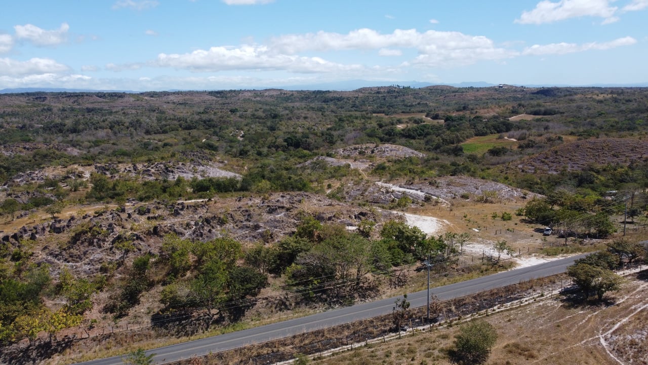 La Cresta Land | The property is located along an asphalted road with 3.9 hectares, providing ample space for all your endeavors!