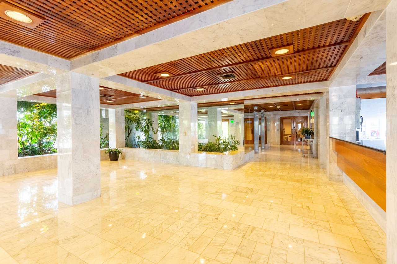 5415 Collins Ave #704 Miami Beach FL-33140