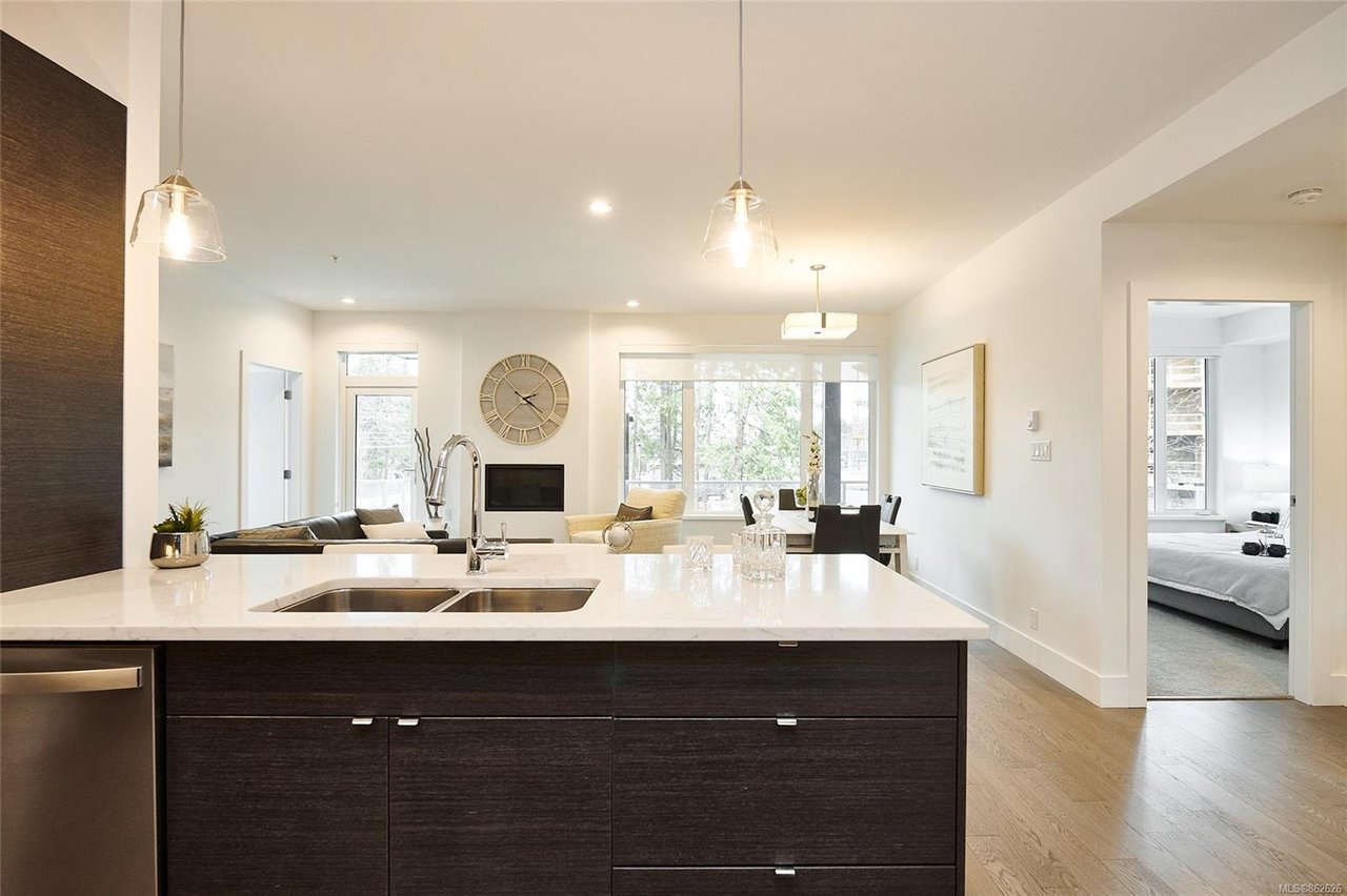 301-10670 McDonald Park Rd, North Saanich