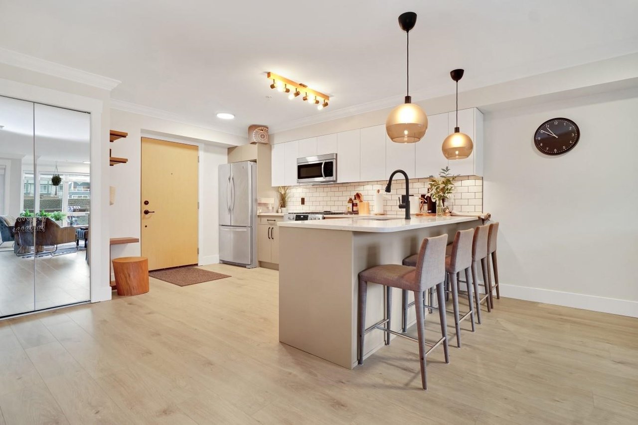 303-857 W 15th St