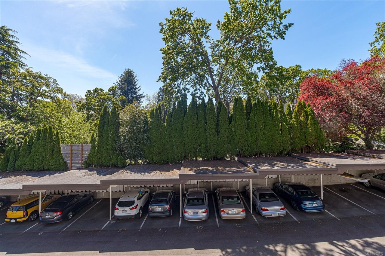 304-1665 Oak Bay Ave