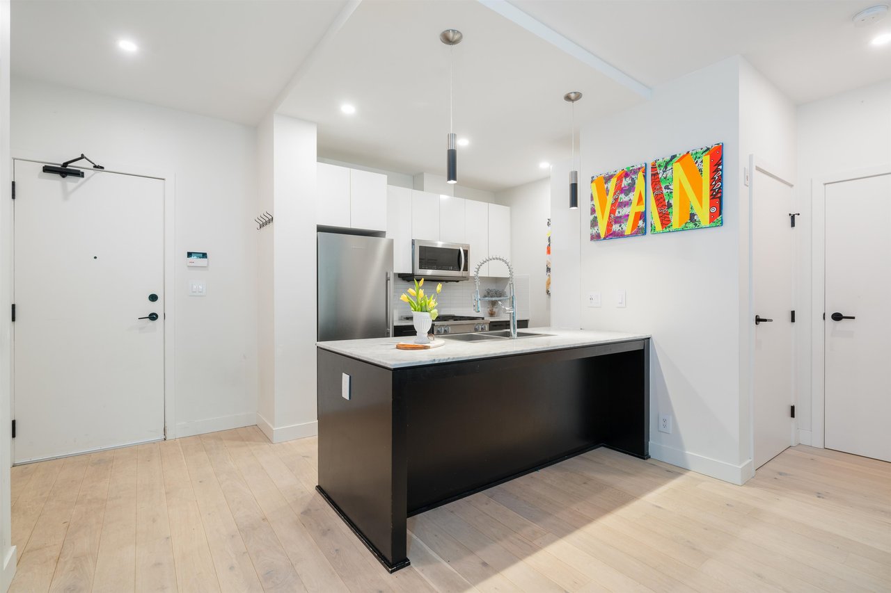 104-2828 Yew St