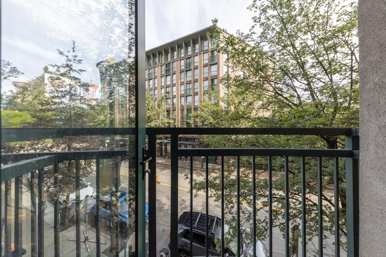 208-22 E Cordova St