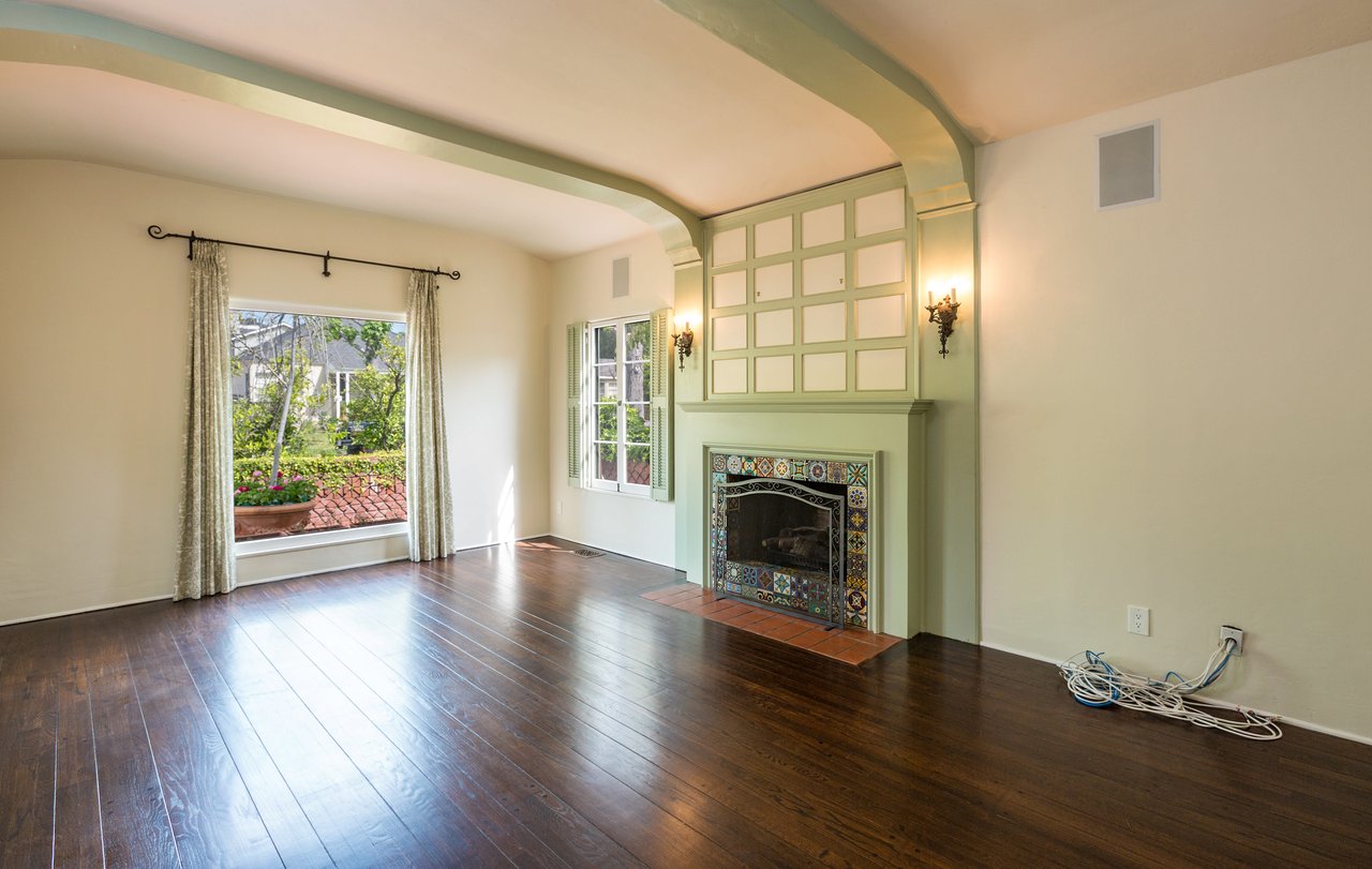 Romantic Spanish in Brentwood Glen