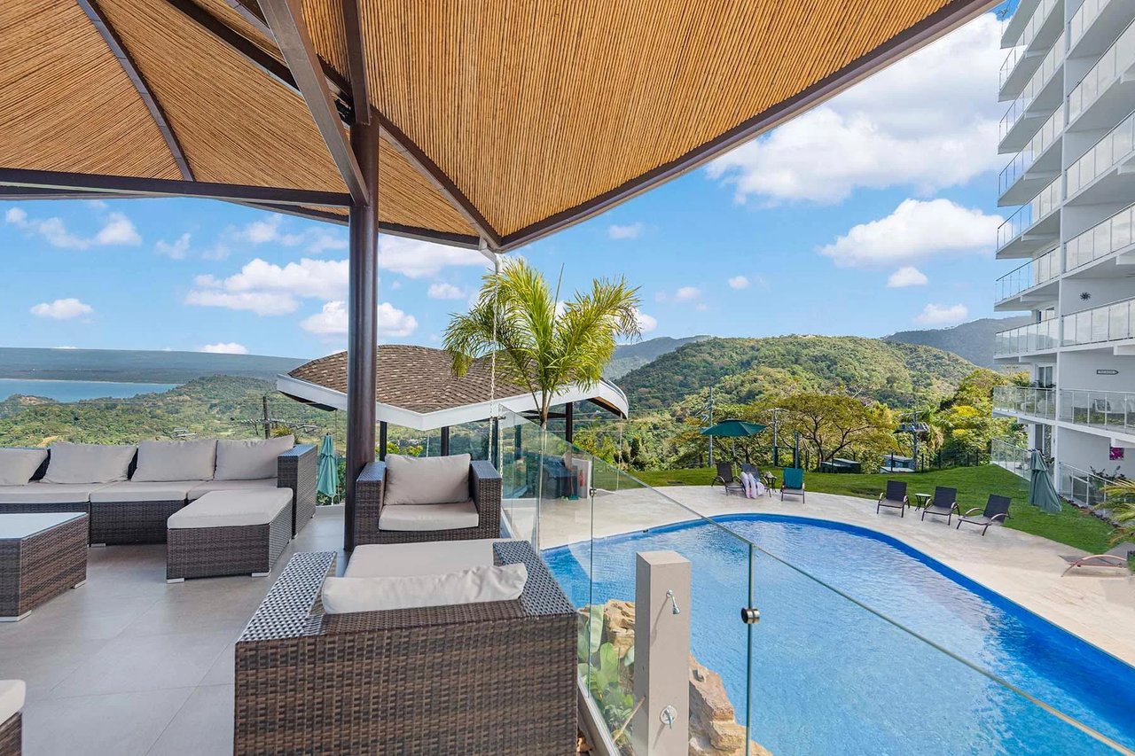 Luxury Oceanview Corner Penthouse, Jaco, Puntarenas