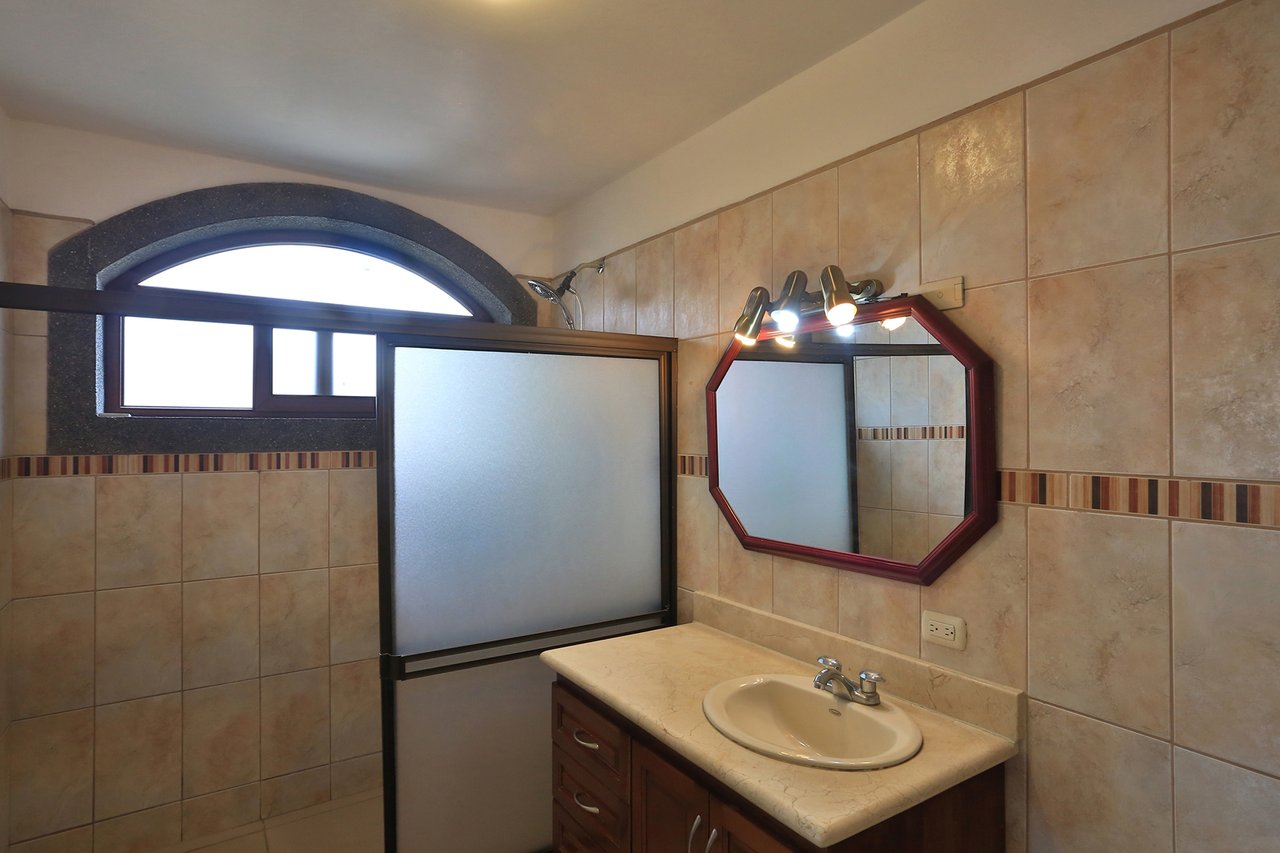 Spacious Terrace Gated Townhome, Heredia