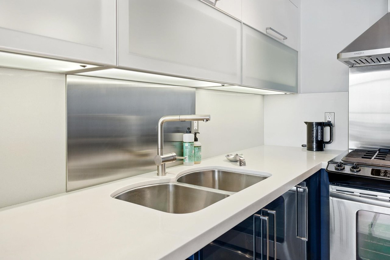 303-128 W 6th Ave