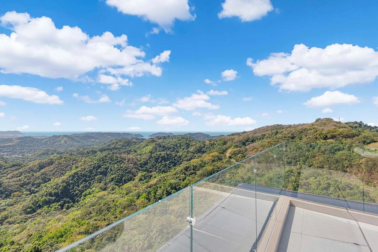 Luxury Oceanview Corner Penthouse, Jaco, Puntarenas