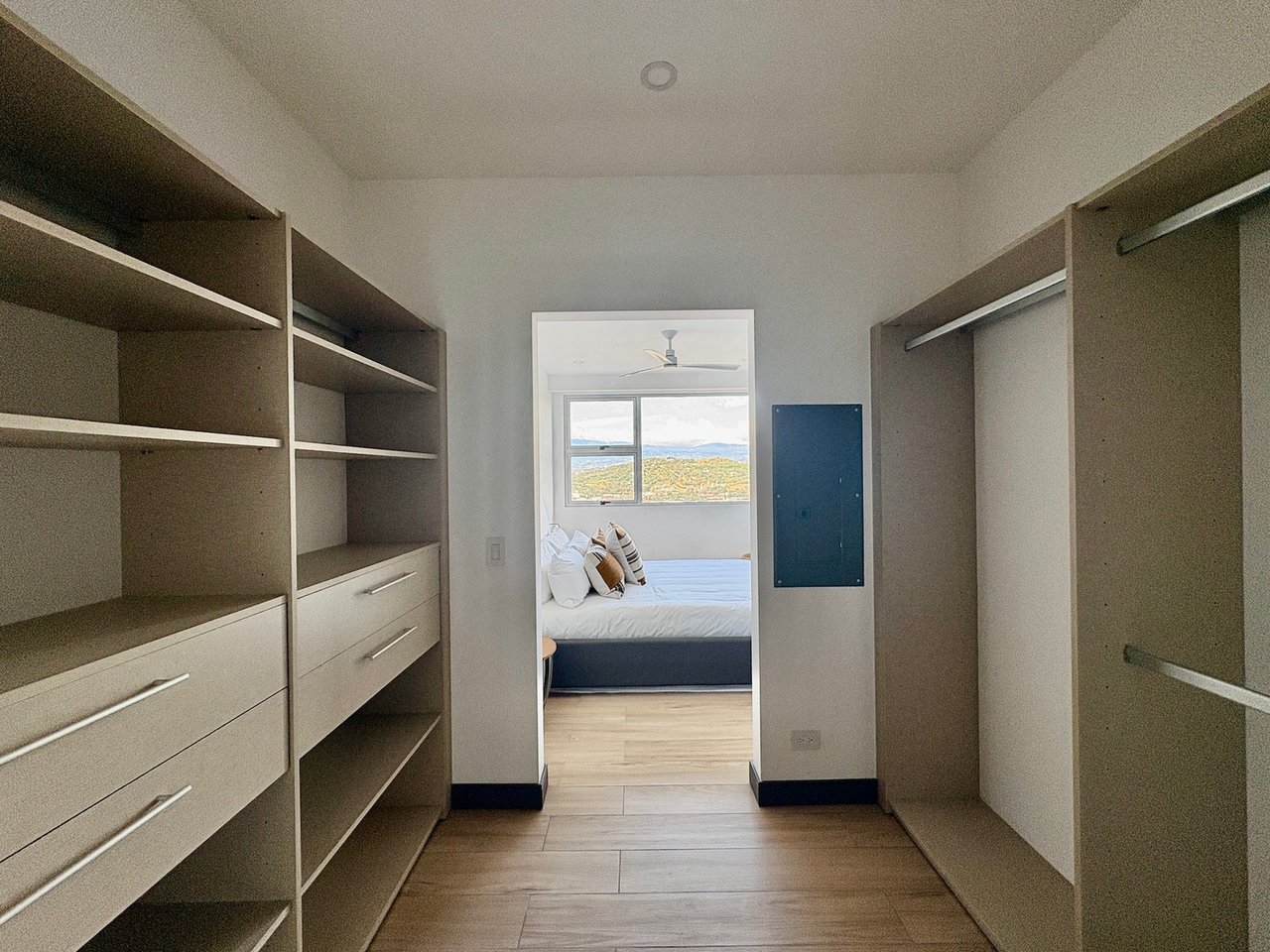 Contemporary Mountain View Condo, Santa Ana, San Jose