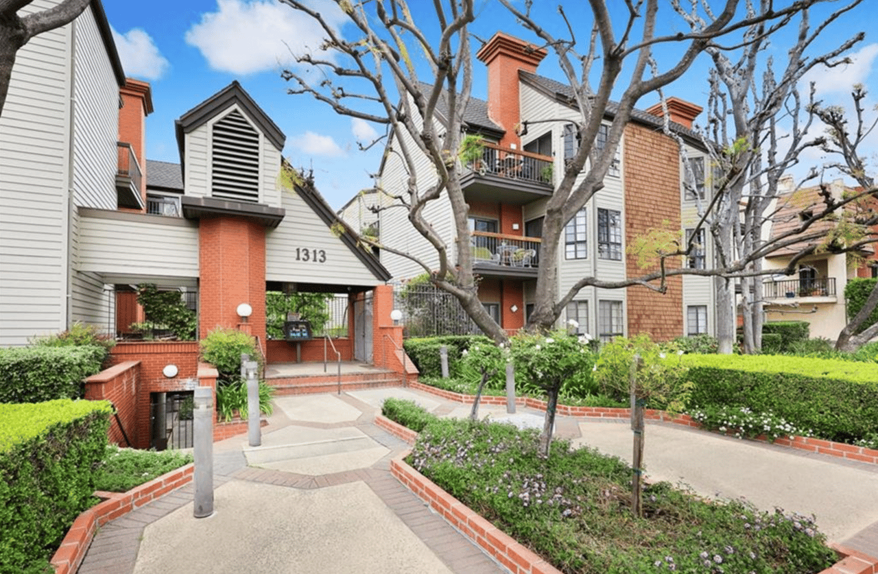 1313 Valley View