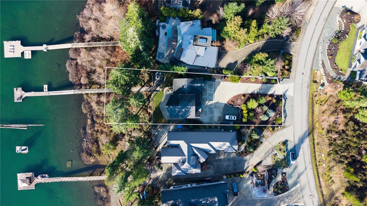 7364 Lakefront Dr, Lake Cowichan