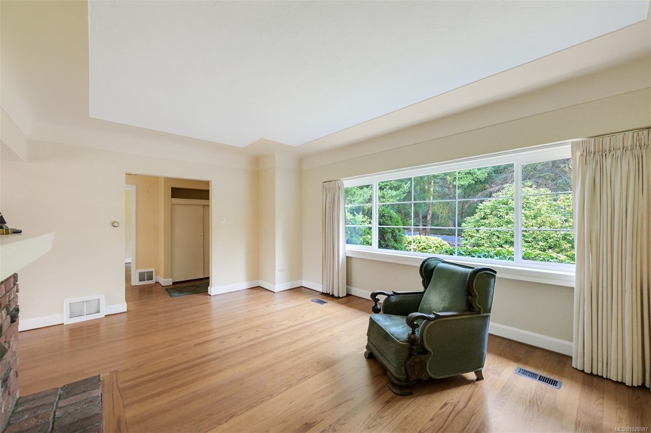 2587 MacDonald Dr