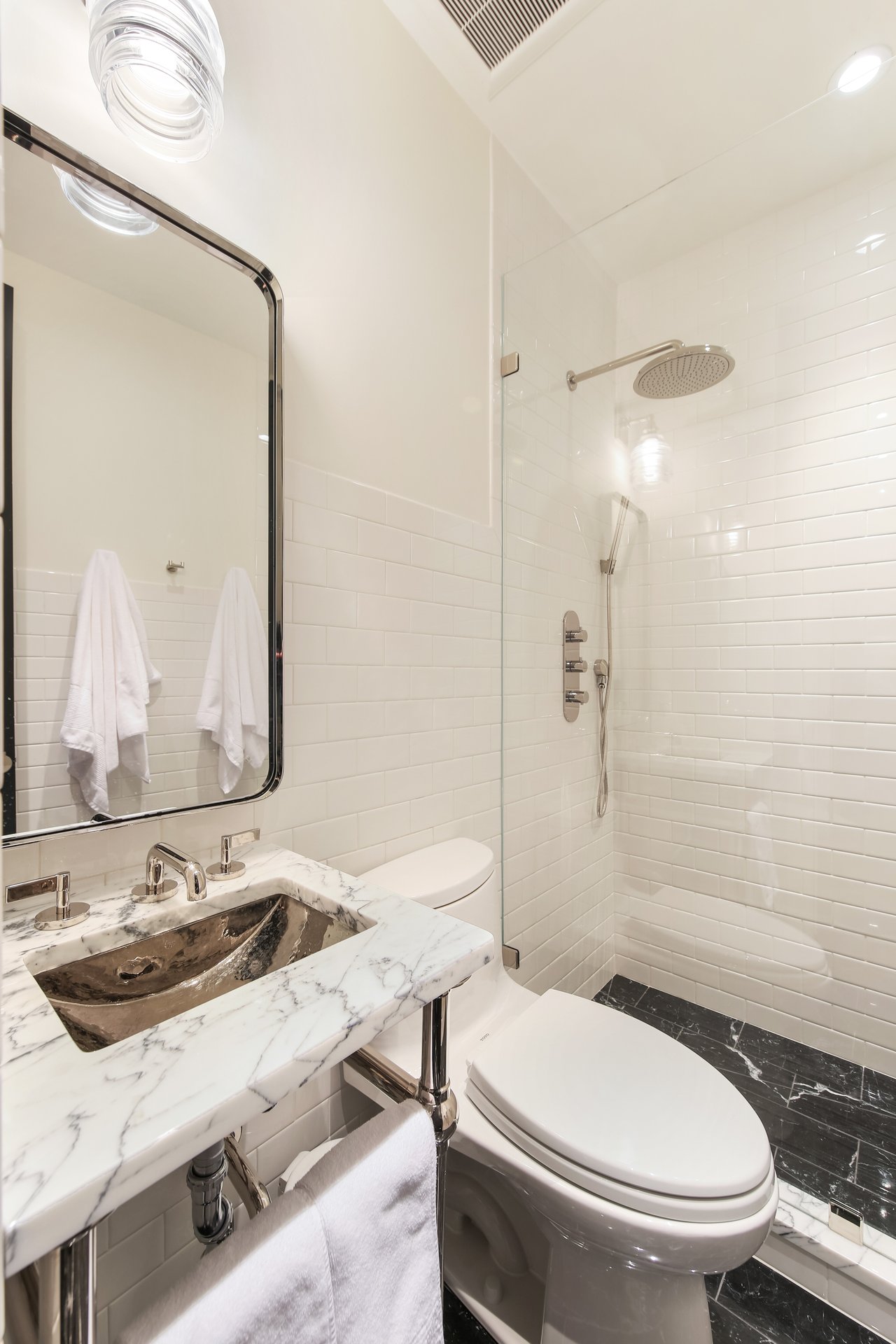 Romantic pied-à-terre in a vintage Gold Coast building 