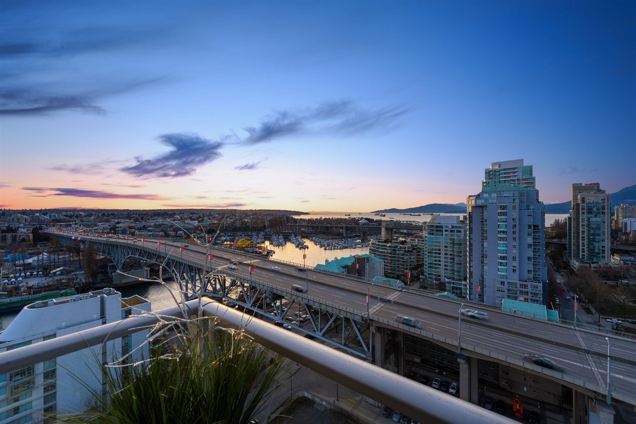 2205-638 Beach Cres