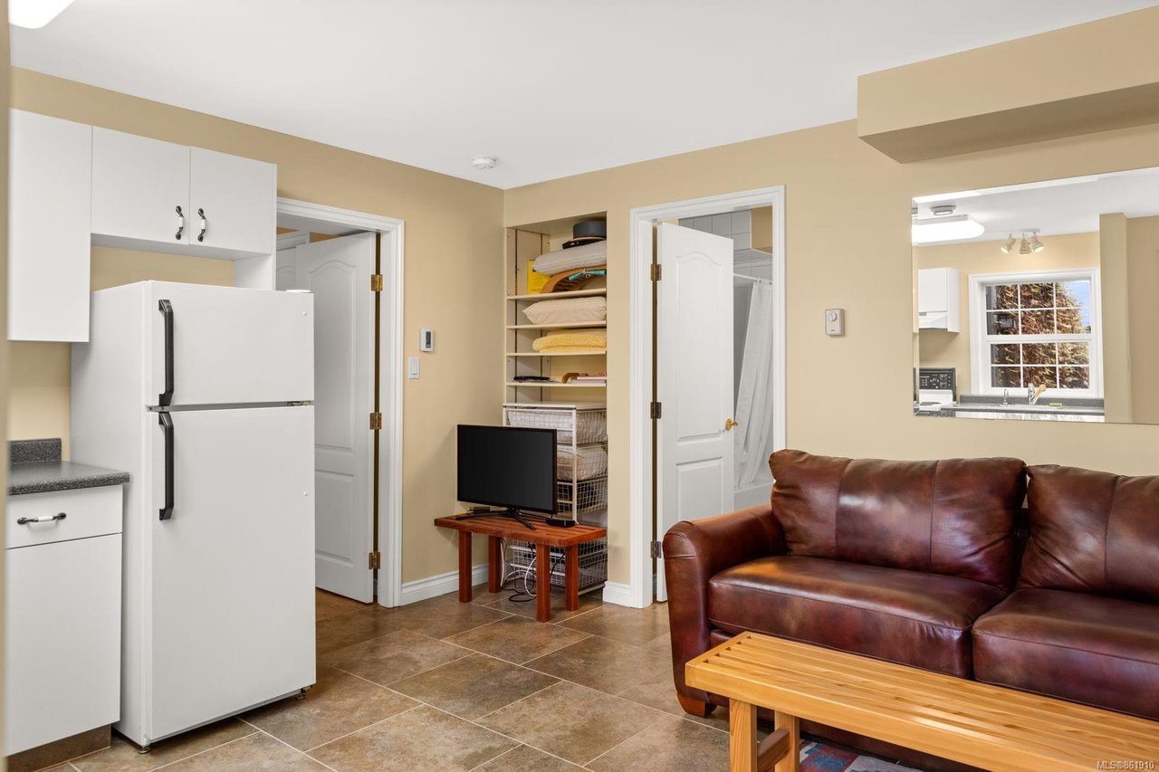 4349 Kingscote Rd, Cobble Hill