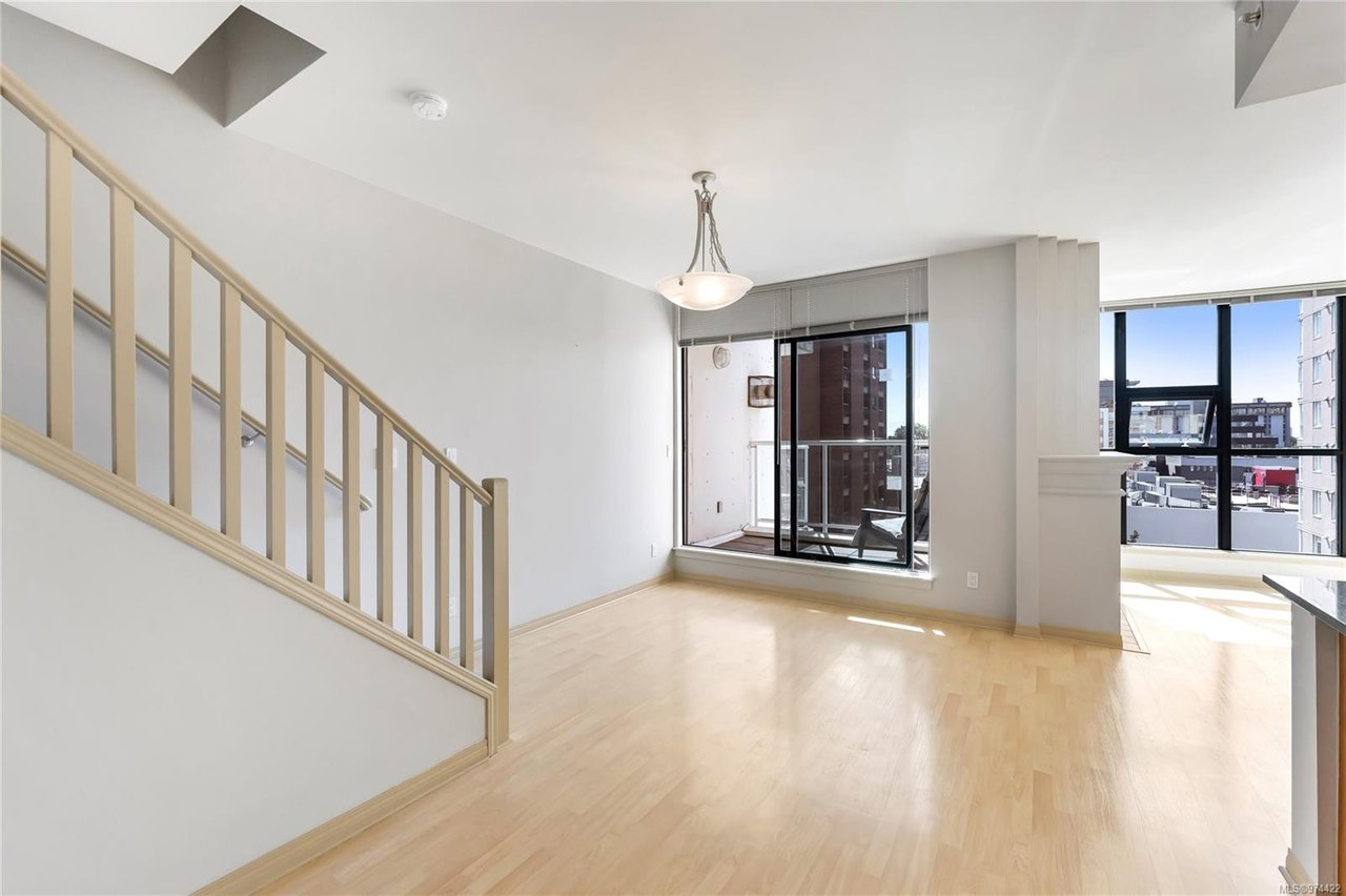 705-860 View St