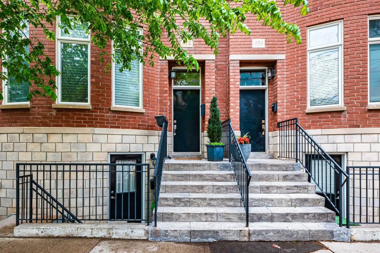 492 King St E