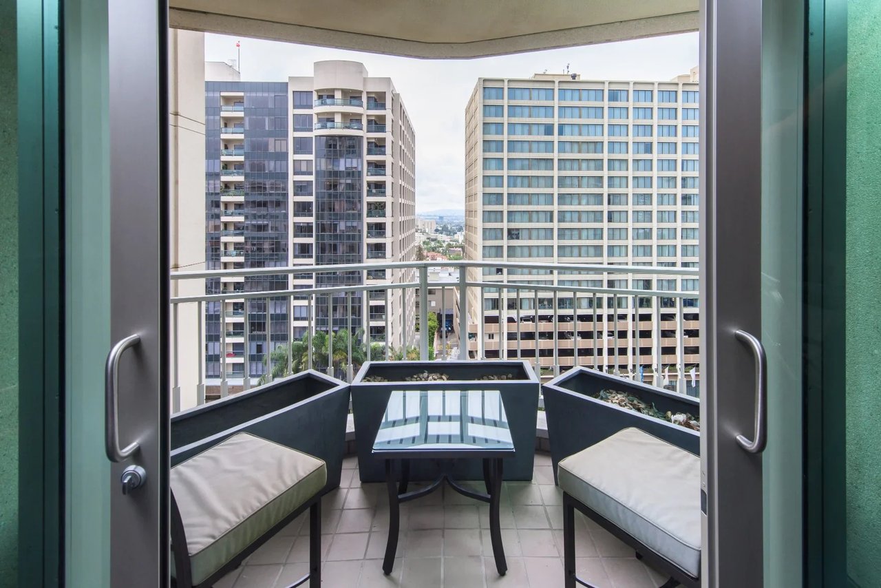 10727 Wilshire, 901