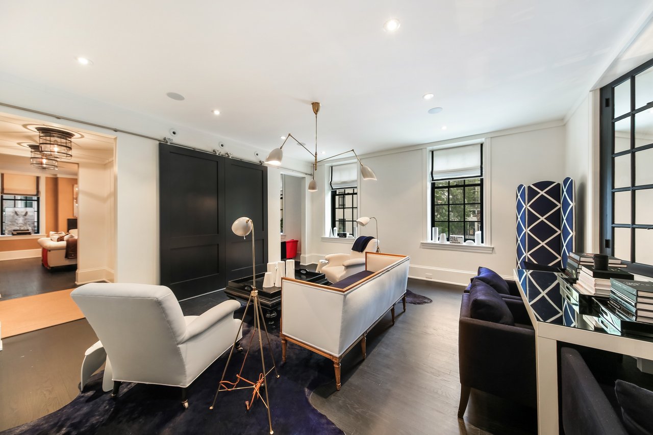 Romantic pied-à-terre in a vintage Gold Coast building 