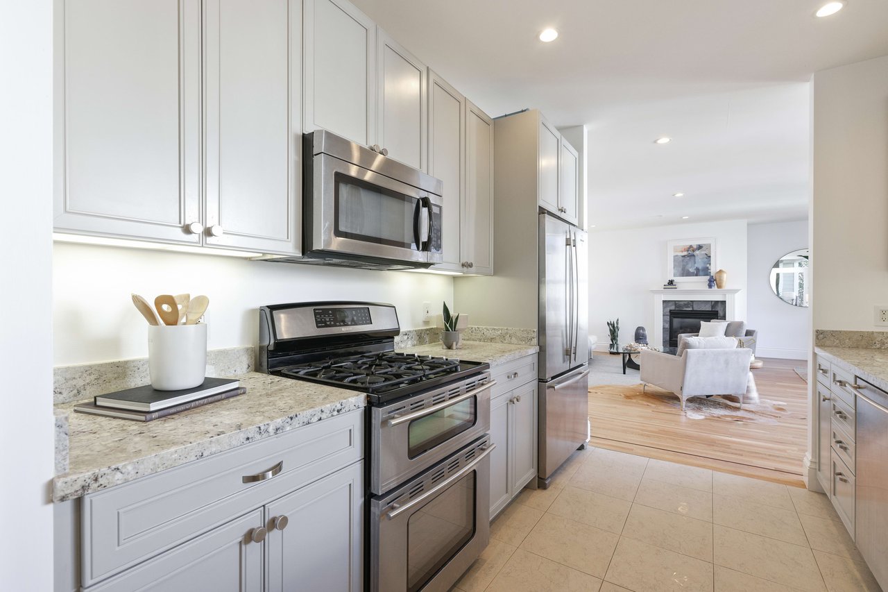 Bright 2 Bedroom Nob Hill Condominium