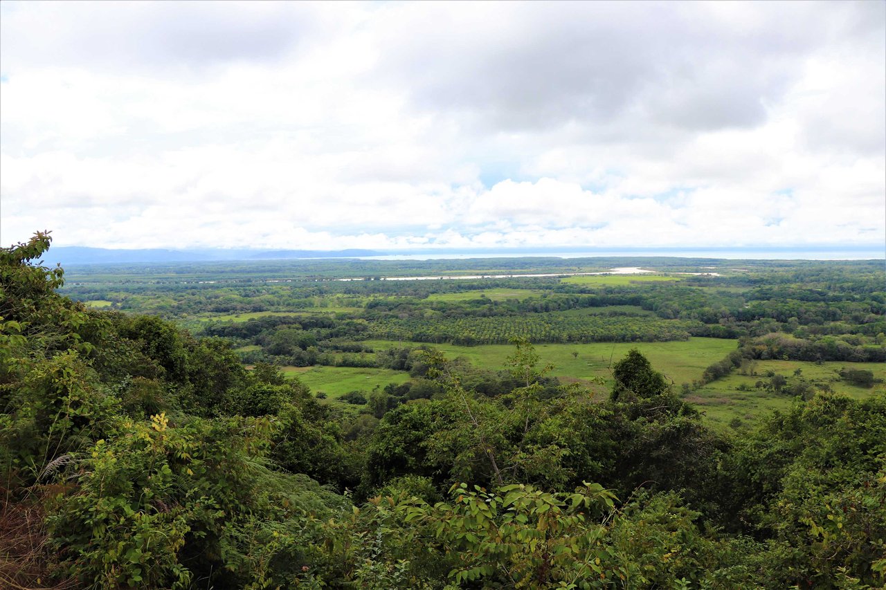 9 acres property with 360 panoramic views and 80m highway frontage
