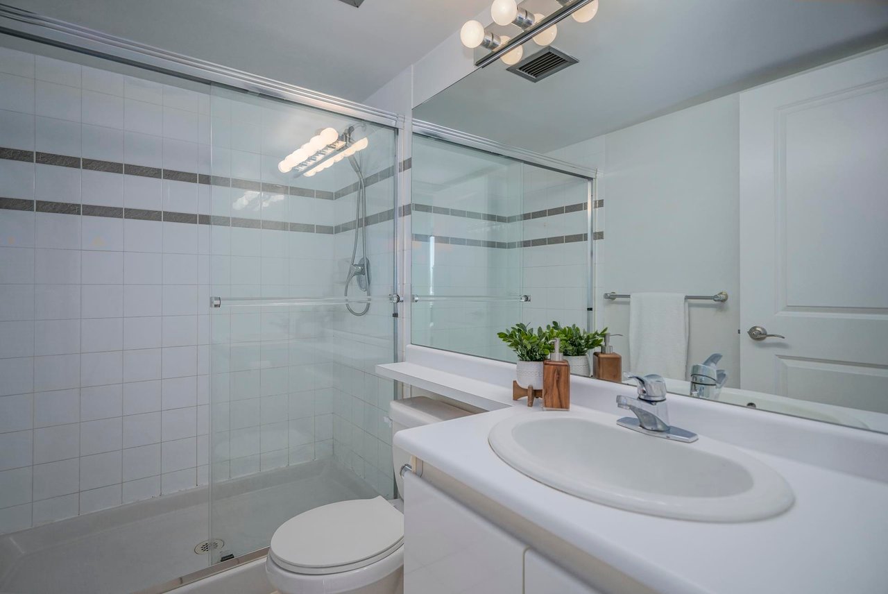 1302-183 Keefer Pl
