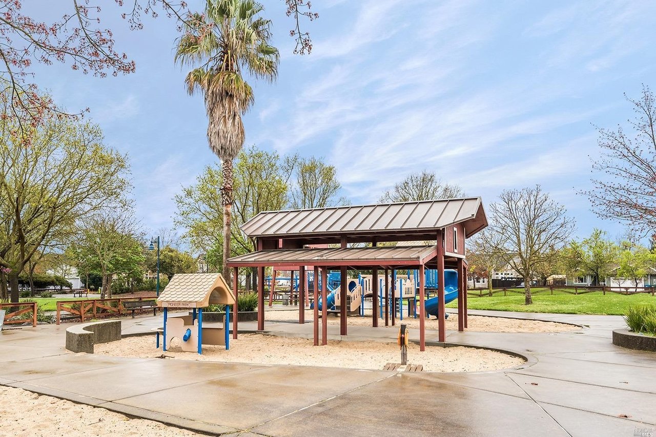 2093 Pinercrest Dr