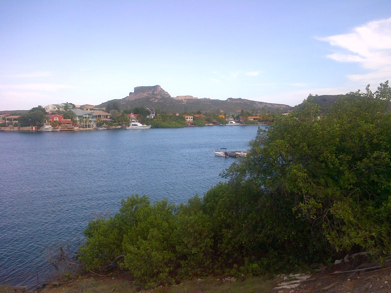 Rare waterfront peninsula land at Jan Sofat with Spanish Water access. Build your dream oasis on approx. 900 sqm lot. Approved 3-level house plan. 24/7 gated security. Seize the opportunity today! For Sale - SilverBell Realty Advisors - Curaçao