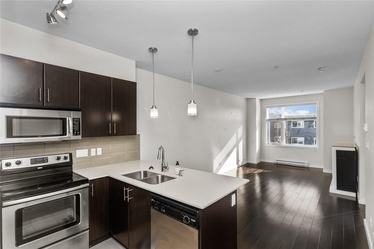 305-7777 Royal Oak Ave