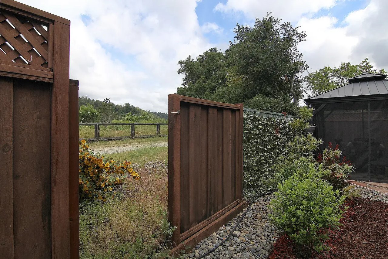 905 Coast Range Dr