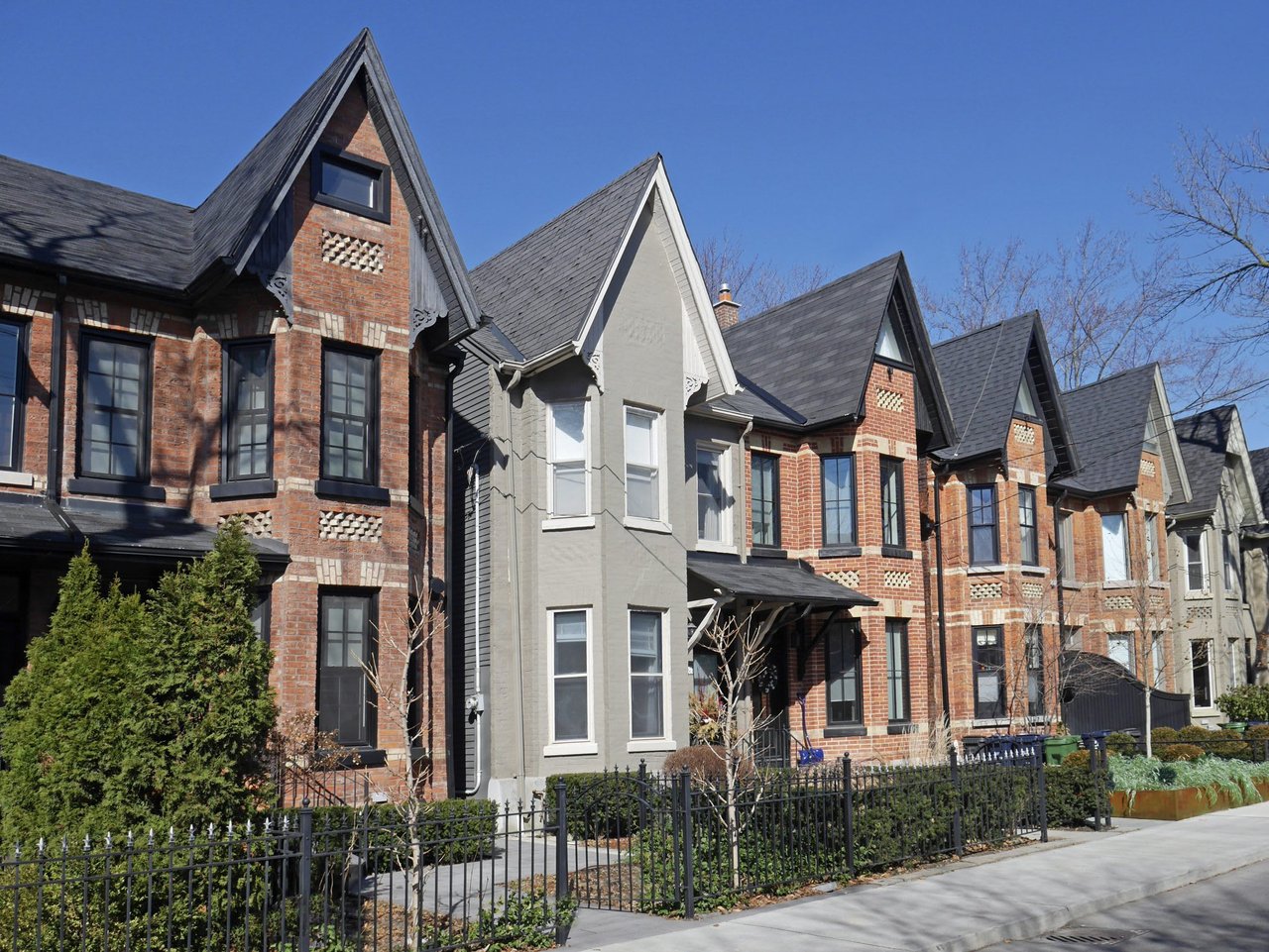 Federal government extends foreign buyer ban to 2027