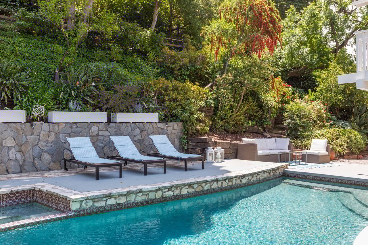 Romantic Retreat in Exquisite Garden Setting