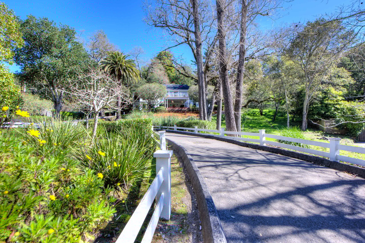 9 Wolfe Glen Way