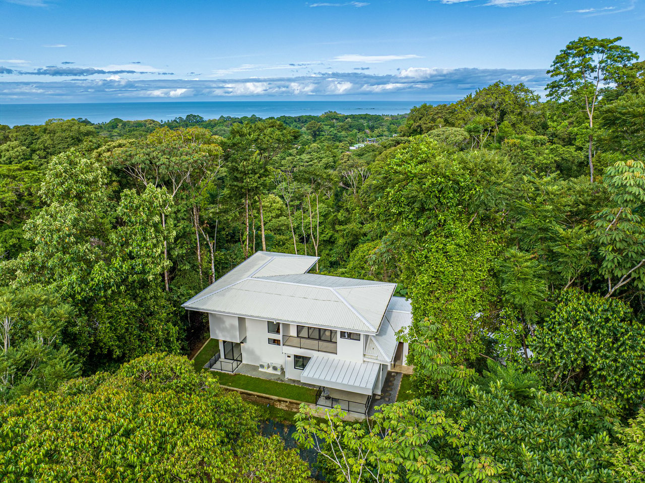 OUTSTANDING UVITA GEM, HIDDEN IN THE CANOPY WITH OCEAN AND MOUNTAIN VIEWS