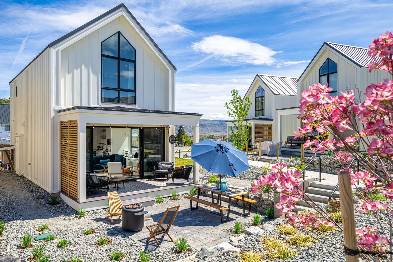 Kick Back and Dive into Luxury Living at Lake Chelan